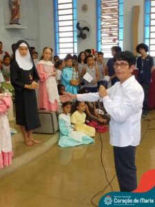 Irmã Ofélia com linguagem apropriada para entendimento de todos. 