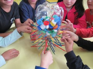 Jogos Recreativos  Brinquedos com materiais recicláveis