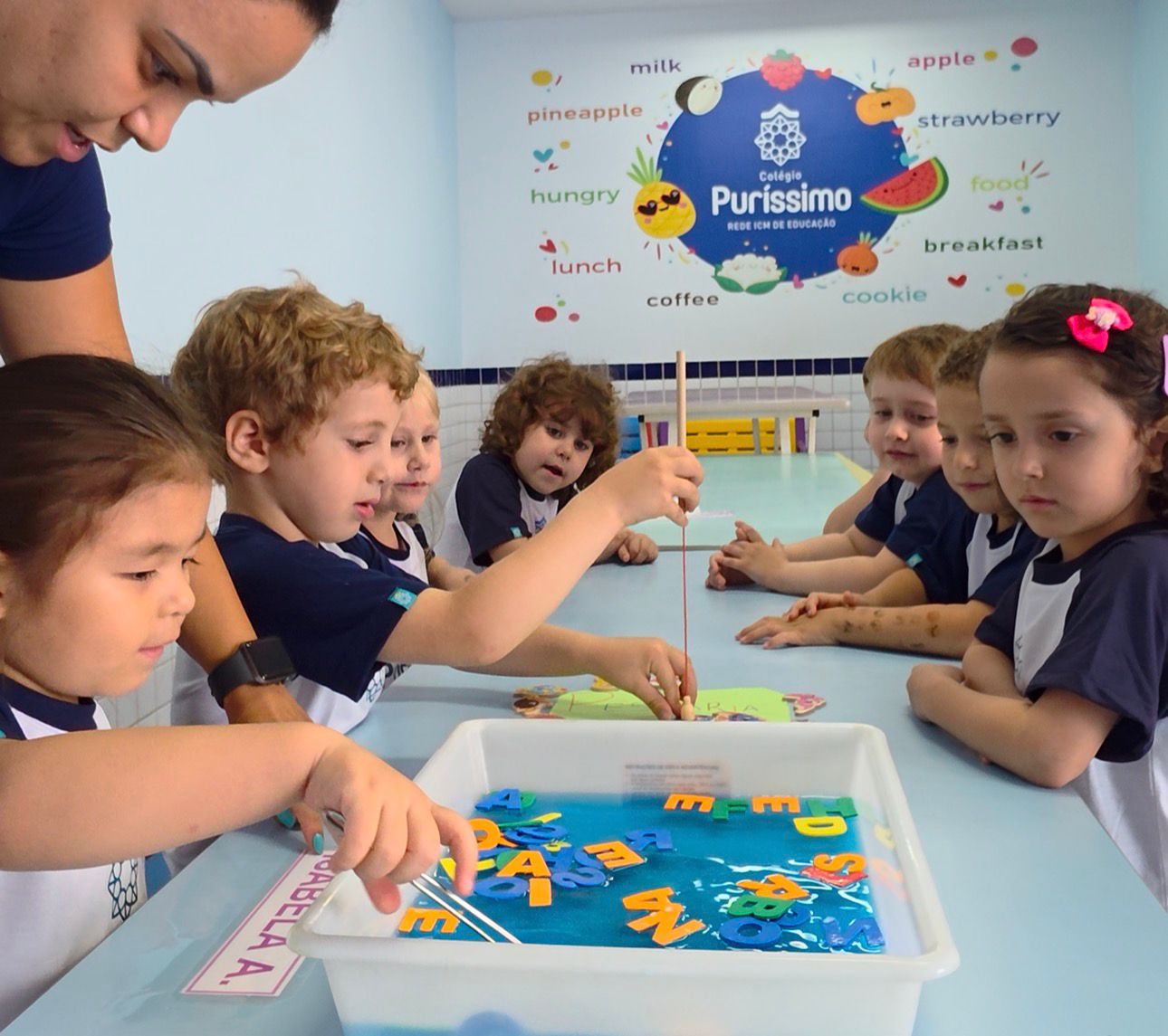 Crianças do Pré 1 participando da Pescaria do Nome no Colégio Puríssimo em Rio Claro
