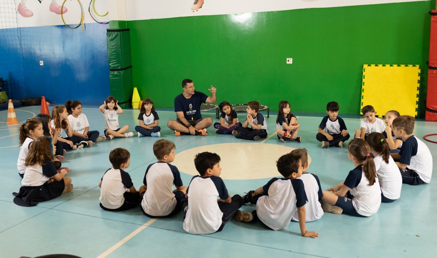 Crianças da educação infantil desenvolvendo autonomia em atividade escolar