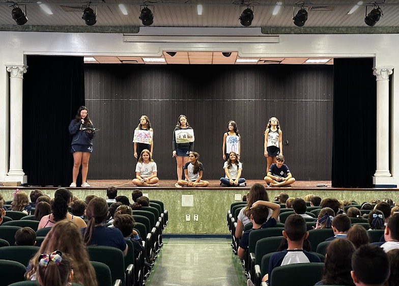 Alunos participam de teatro sobre moradia na Campanha da Fraternidade