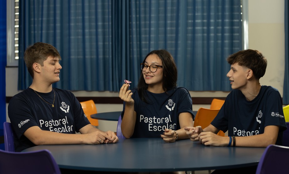 Alunos participando de atividade pastoral em ambiente escolar acolhedor
