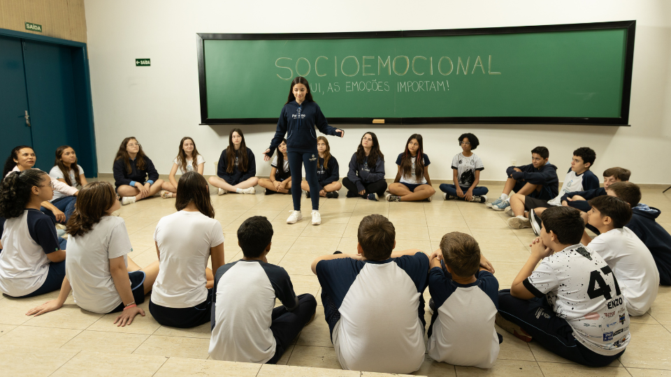 Crianças desenvolvendo habilidades socioemocionais em sala de aula