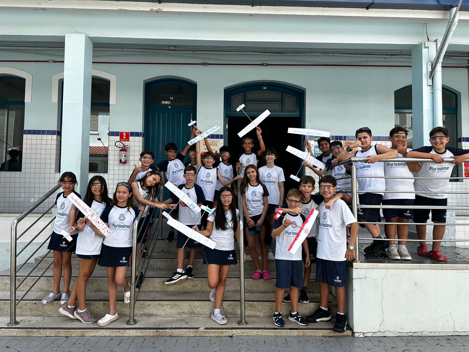 Alunos desenvolvendo projeto de planador no Espaço Maker escolar