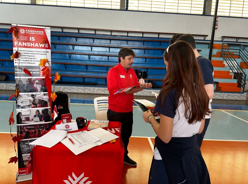 Alunos do Ensino Médio participando da feira internacional Efígie Pocket no Colégio Puríssimo