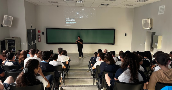 Alunos do 9º ano e do Ensino Médio durante palestra de Astrofísica com o Dr. Marcelo Lapola